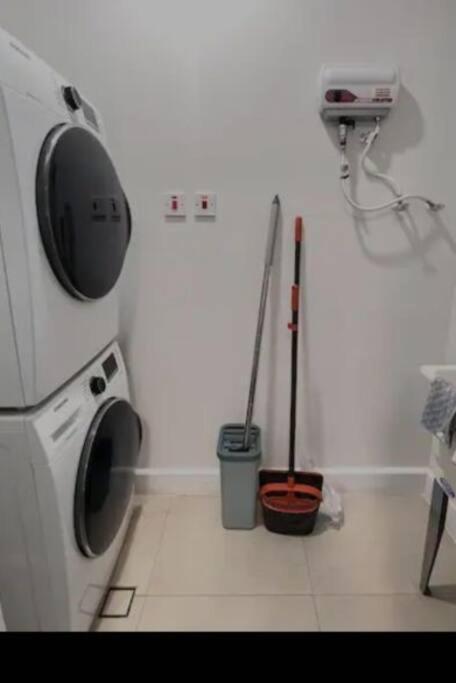 Parkhurst Lux Condo Near Devon House Кингстън Екстериор снимка