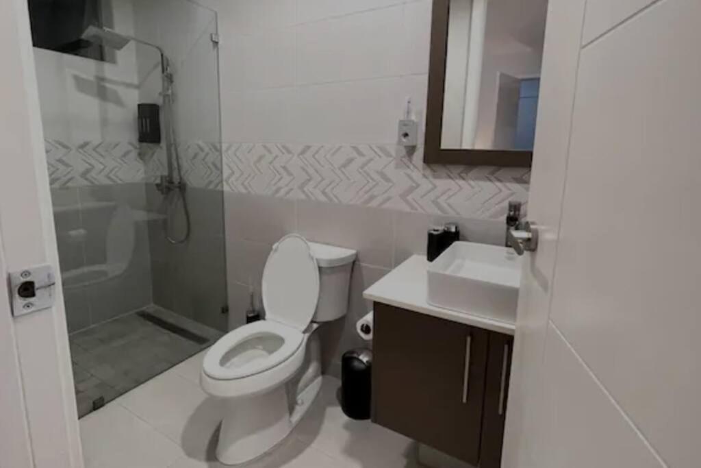 Parkhurst Lux Condo Near Devon House Кингстън Екстериор снимка