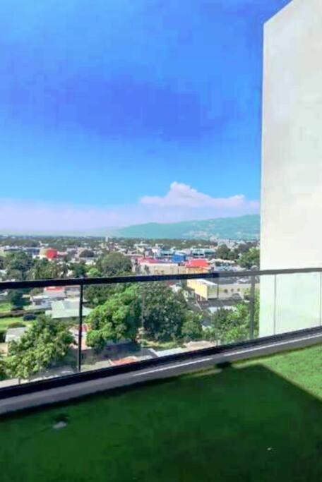 Parkhurst Lux Condo Near Devon House Кингстън Екстериор снимка